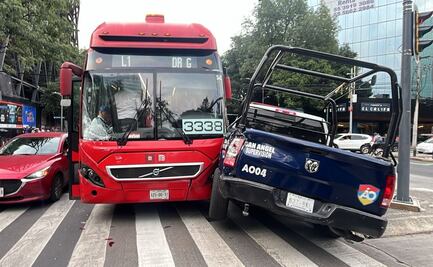 Patrulla choca con Metrobús de la Línea 1 sobre Insurgentes Sur