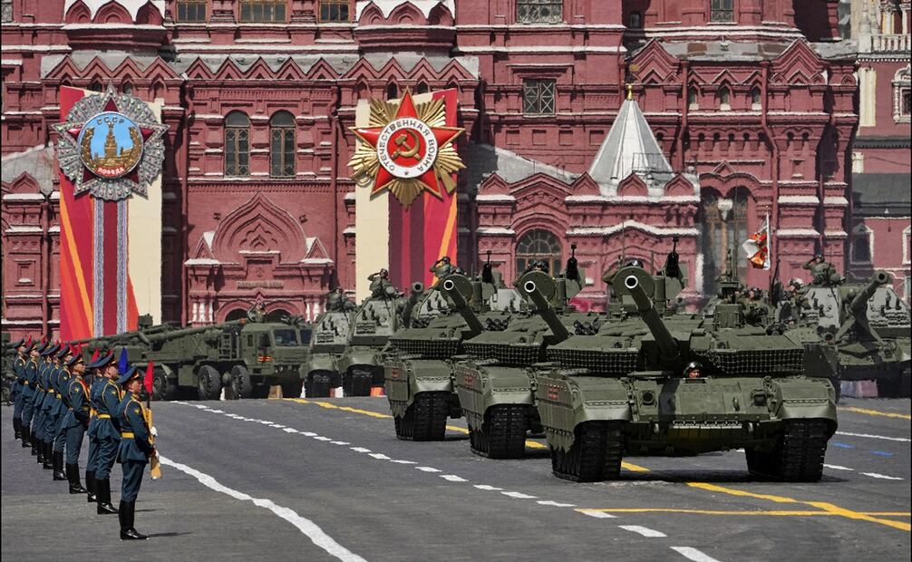 Una columna de tanques rusos participa en el desfile militar del Día de la Victoria en la Plaza Roja de Moscú, el 9 de mayo de 2025. Foto: AP