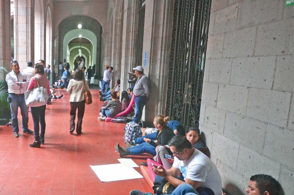 Alcaldes perredistas instalaron su protesta desde el viernes, pero fue hasta ayer cuando se les sumaron 50 ediles más. Una de sus exigencias es que se vendan los bienes del ex gobernador prófugo  Duarte para resarcir parte de las deudas (ALBERTO ROA)