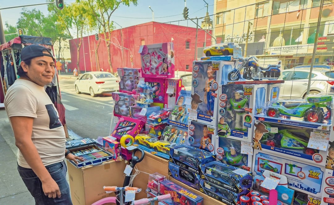 Óscar y su familia colocaron su puesto de juguetes de origen chino sobre la vía pública. Esperan obtener algunas ganancias durante las fiestas decembrinas, luego del cierre de la Plaza Izazaga 89. Foto: Jorge Medellín / EL UNIVERSAL