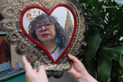 "Soy una sombra entre las manos de mis sombras": entrevista con Ana Clavel