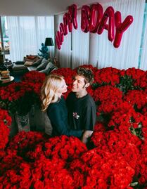 Fedez regala a Chiara Ferragni 5000 rosas rojas por su cumpleaños