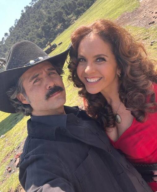 La química entre José Ron y Lucero ha traspasado la pantalla, en "El gallo de oro" son pareja, pero en la vida real no.
