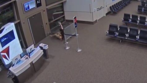 VIDEO: Hombre muere succionado por turbina de avión al intentar abordarlo en movimiento