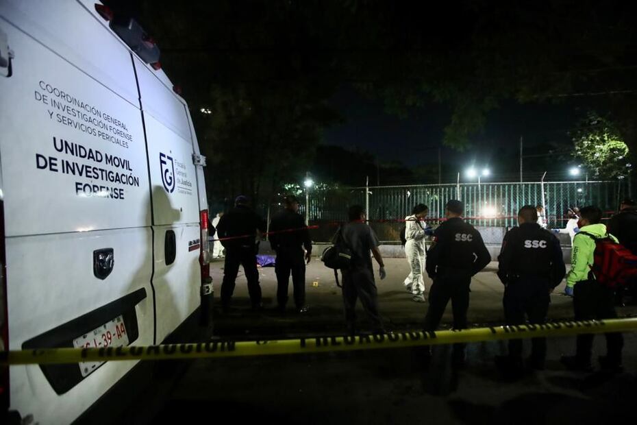 Paramédicos del ERUM acudieron al lugar de los hechos para certificar la muerte de la joven. Foto: Valente Rosas