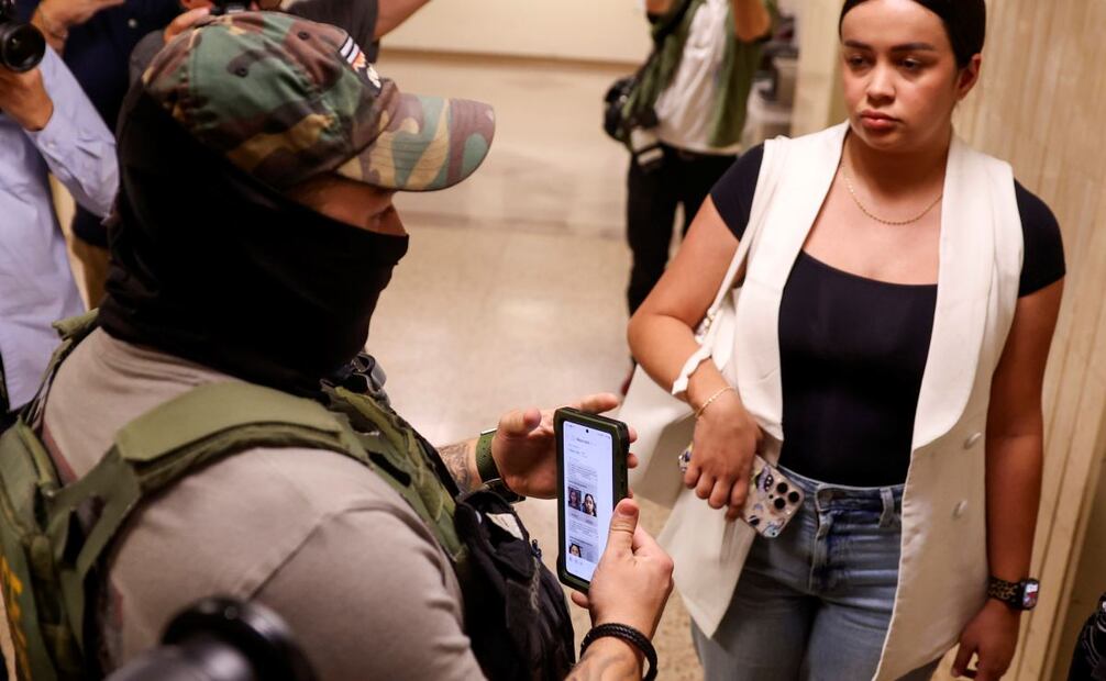 El Servicio de Inmigración y Control de Aduanas (ICE) ha seguido intensificando sus controles tras los registros obligatorios en las audiencias de la corte de inmigración después de que la administración Trump ordenara a los funcionarios aumentar las detenciones a tres mil migrantes por día. Foto: EFE