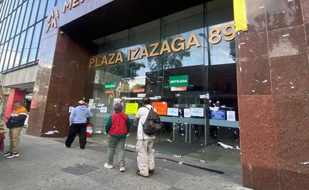 Plaza Izazaga 89 sigue cerrada pese al retiro de sellos de suspensión; locatarios continúan retirando la mercancía