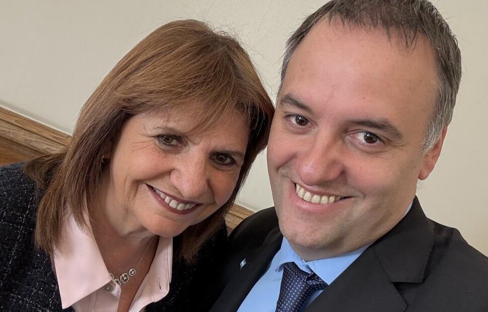 La foto que se tomaron Patricia Bullrich y Manuel Adorni en la previa del anuncio
X @ManuelAdorni