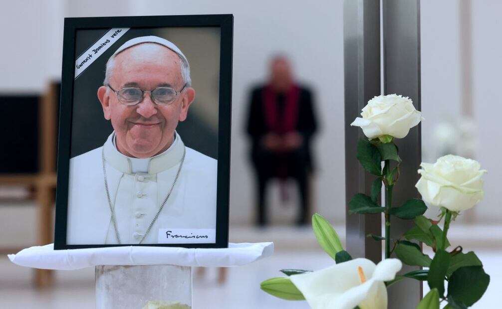 Una foto del papa Francisco se exhibe tras su fallecimiento en la Catedral de Santa Eduvigis de Berlín, Alemania, el 21 de abril de 2025. Foto: EFE