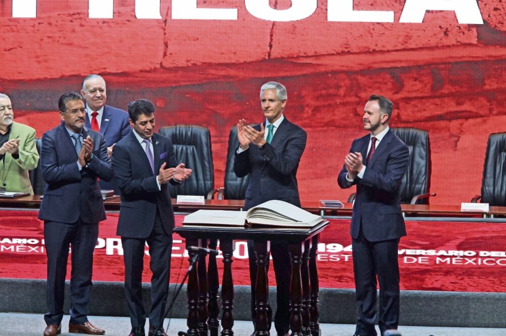 El gobernador Alfredo del Mazo (tercero de izq. a der.) exhortó a fortalecer las instituciones, y aseguró que recuperar la seguridad y disminuir la desigualdad son retos grandes, pero no definen el porvenir. (JORGE ALVARADO. EL UNIVERSAL)