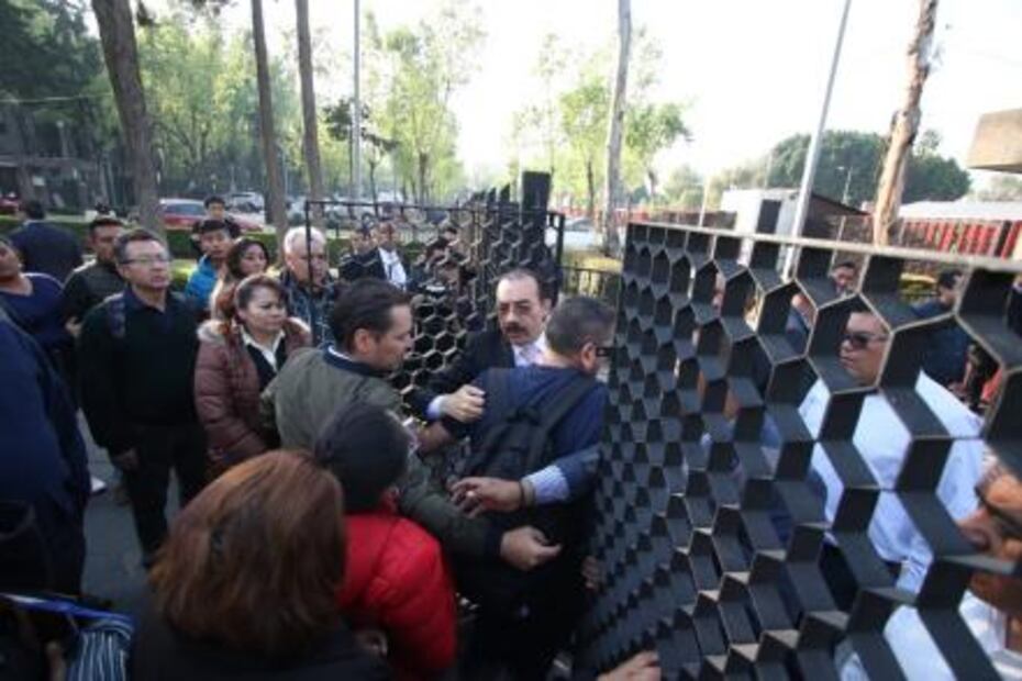 Campesinos encierran a diputados y trabajadores en San Lázaro