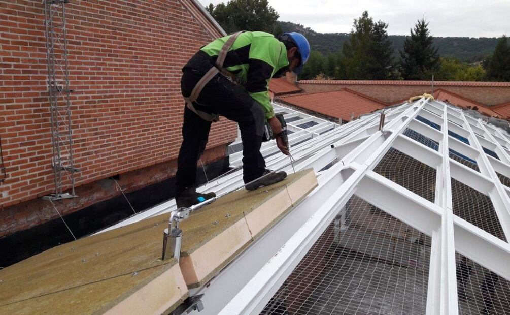 En el quinto mes de 2024 y a tasa mensual, el personal ocupado total por las constructoras aumentó 0.9%. Foto: Freepik.