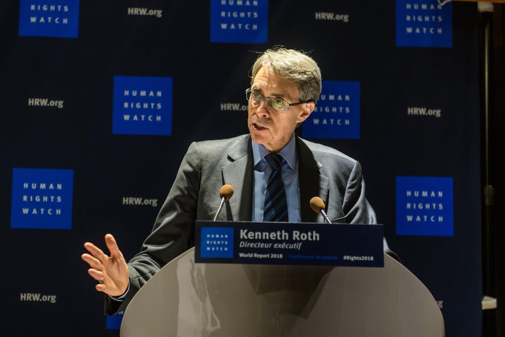 El director ejecutivo de la organización en defensa de los Derechos Humanos "Human Rights Watch" (HRW), Kenneth Roth, presenta el informe anual de la organización en una rueda de prensa en París (Foto: EFE)
