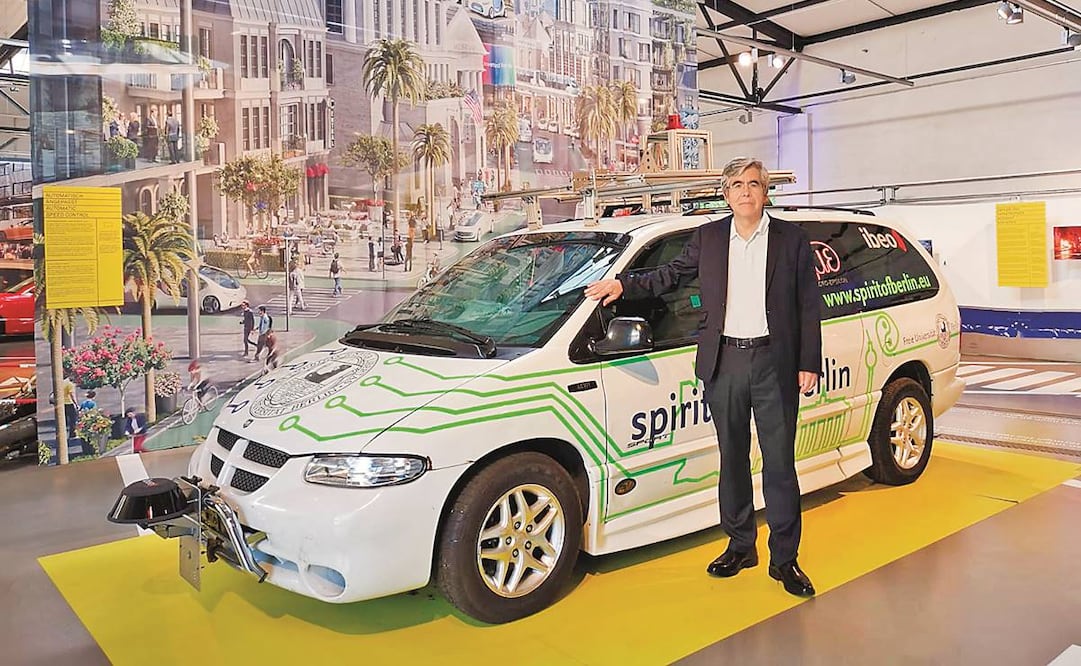 Raúl Rojas y “Espíritu de Berlín”, el auto que desarrolló con su equipo de investigación de la Universidad Libre de Berlín a partir de 2006. Foto: Raúl Rojas 