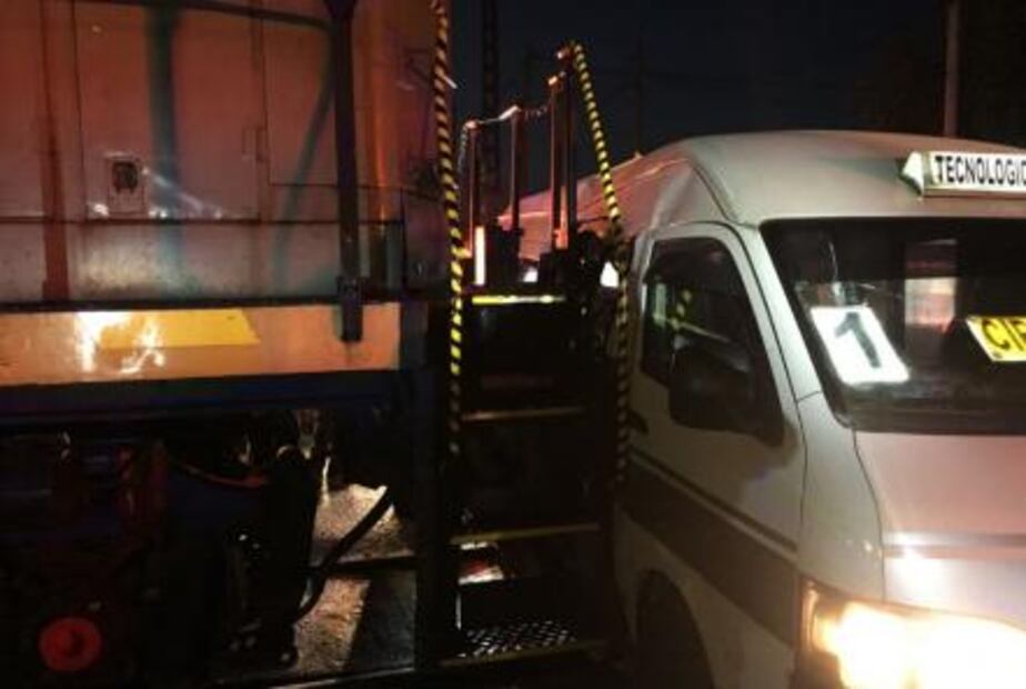 Embiste tren a combi en Morelia; hay 8 lesionados