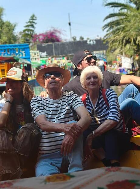 Galilea Montijo convive con sus suegros en el embarcadero de Xochimilco.