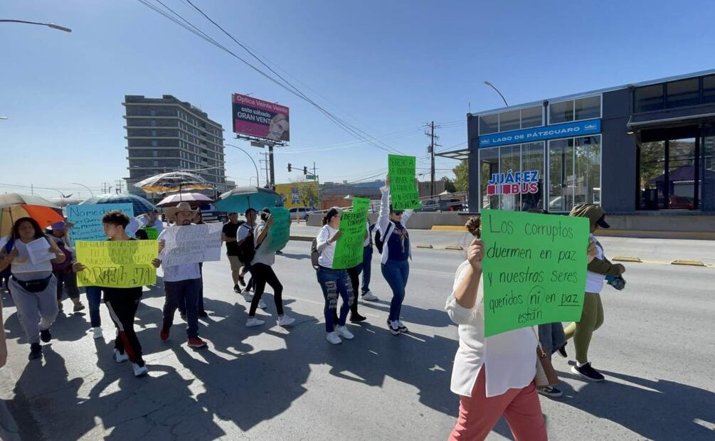 Los manifestantes, familiares de víctimas del crematorio en Ciudad Juárez, llevaban consigo un pliego petitorio (19/07/2025). Foto: Paola Gamboa / EL UNIVERSAL