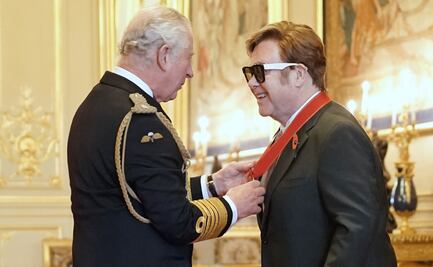 Con bastón y junto a su esposo, Elton John recibe prestigioso premio británico
