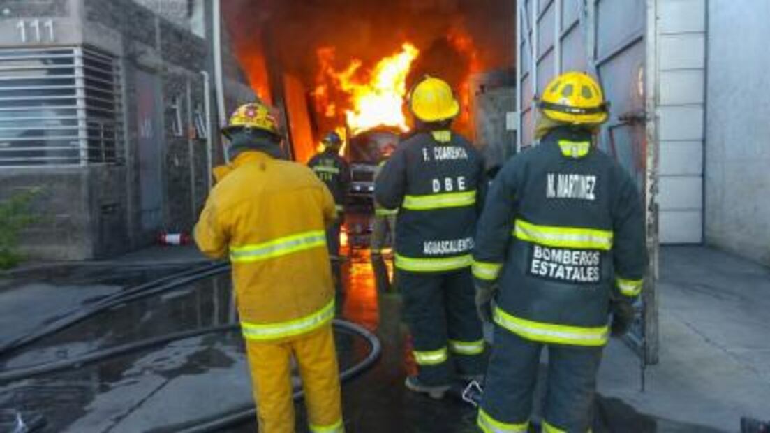 Combaten incendio en fabrica de combustibles en Aguascalientes