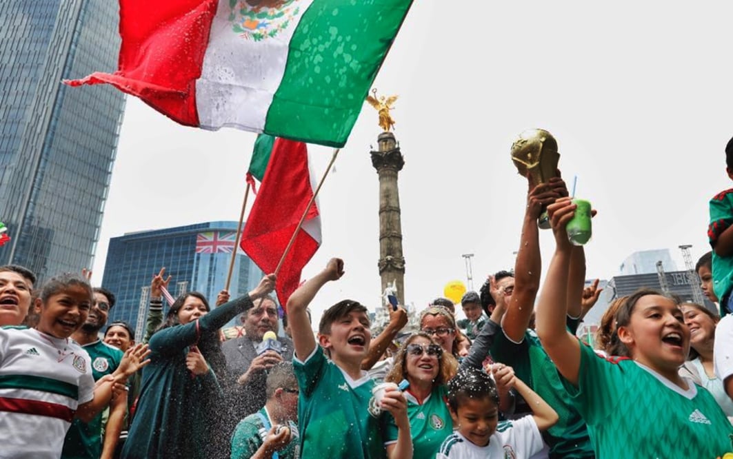 Aficionados mexicanos se concentran en las inmediaciones del Ángel de la Independencia para celebrar el triunfo de la Selección mexicana ante Corea del Sur en el Mundial de Rusia 2018. Foto: Archivo/ Irvin Olivares/EL UNIVERSAL