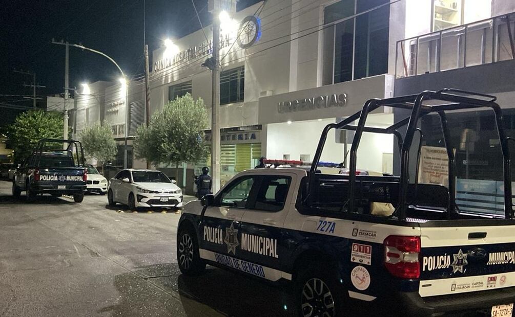 Dos elementos de seguridad pública a bordo de una patrulla se encontraban estacionados cuando un grupo armado que viajaban en dos vehículos los atacaron con armas automáticas. Foto: Especial