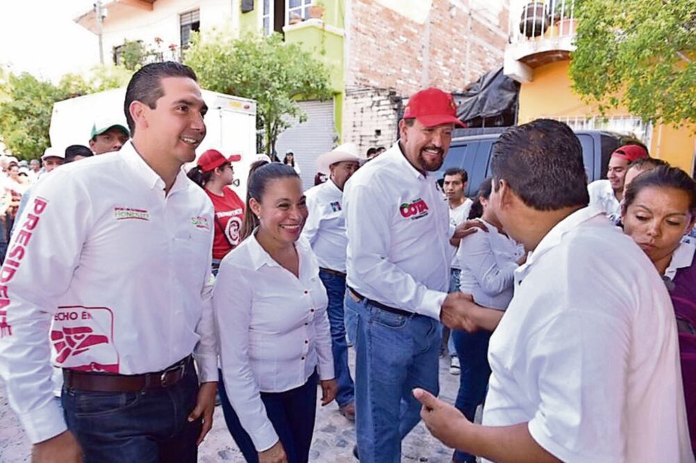 El candidato de la coalición PRI-PVEM-Panal, Manuel Cota, se comprometió con empresarios turísticos a ser promotor de esta actividad. (DEL FACEBOOK DE MANUEL COTA)