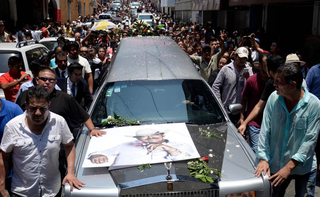 Antes de salir de la entidad, realizan un recorrido con el féretro Foto:Tony Rivera/CiudadanosMX