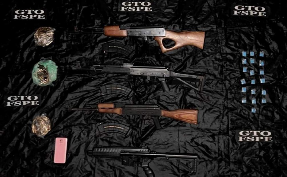 Los elementos de seguridad aseguraron diversas armas, drogas y cartuchos tras el operativo de detención en Guanajuato (4/02/2025). Foto: Especial