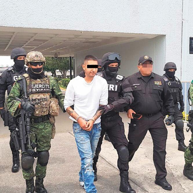 En Zapopan, la madrugada de ayer agentes de la PDI y de la Sedena detuvieron a Mauricio “N”, presunto implicado en el tiroteo de la Plaza Artz. Fotos/ESPECIAL e IGNACIO RAMÍREZ. EL UNIVERSAL