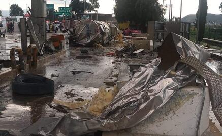 Tráiler choca contra caseta de cobro en la México-Puebla; hay 2 lesionados 