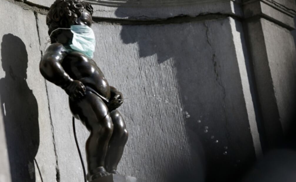Estatuas del mundo se protegen del coronavirus