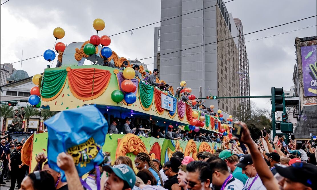 Miles de personas participan este sábado 8 de febrero de 2025 en el desfile del Super Bowl LIX en el que se enfrentarán los Chiefs de Kansas City contra las Águilas de Philadelphia, en el Caesars Superdome en Nueva Orleans. Foto: EFE