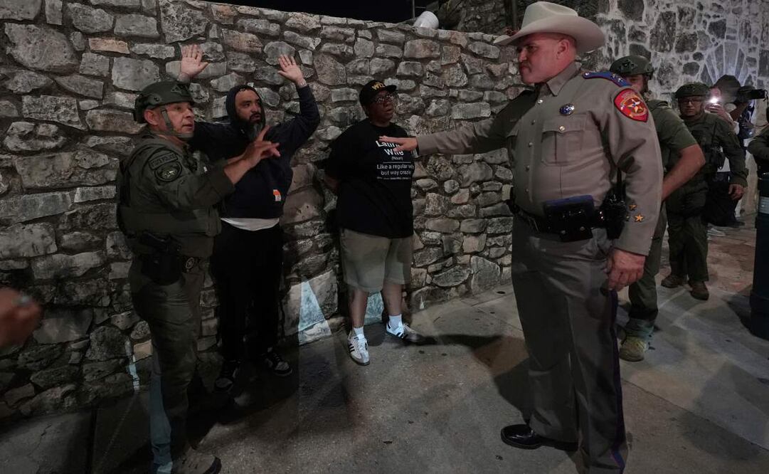Un manifestante contra ICE es detenido por policías estatales de Texas cerca del Álamo en el centro de San Antonio, el miércoles 11 de junio de 2025. Foto: AP