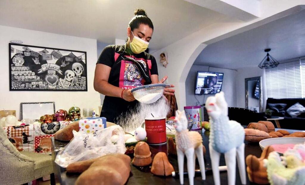 Fabricantes de alfeñiques aseguran que las ventas de estas artesanías, en las que se elaboran hasta figuras de animales y otros objetos de la vida cotidiana, han bajado cada año. Foto: Jorge Alvarado, Archivo EL UNIVERSAL.