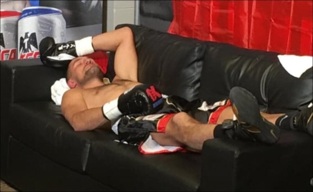 Canelo Álvarez se molesta porque lo hacen esperar para pelear