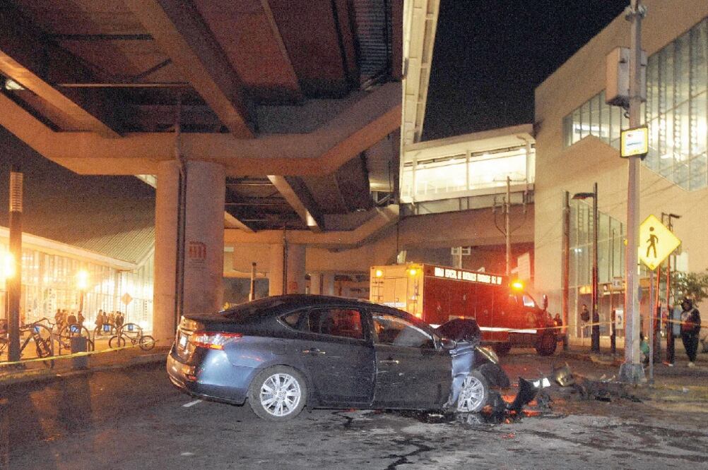 Un hombre perdió la vida al impactar el auto que conducía, contra un poste de Avenida Tláhuac, en Belisario Domínguez. (LUIS CARBAYO. CUARTOSCURO.COM)