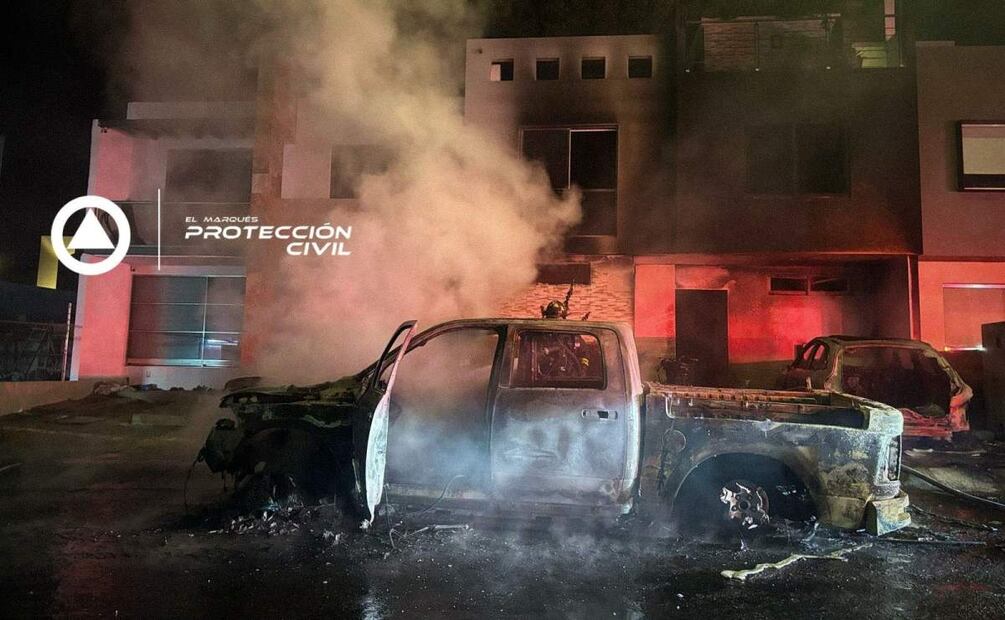 Así quedó la camioneta y otros vehículos tras prenderles fuego en Querétaro (12/04/2025). Foto: Especial