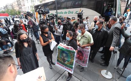 Familiares de los 43 estudiantes de Ayotzinapa llegan a Palacio Nacional para reunirse con AMLO