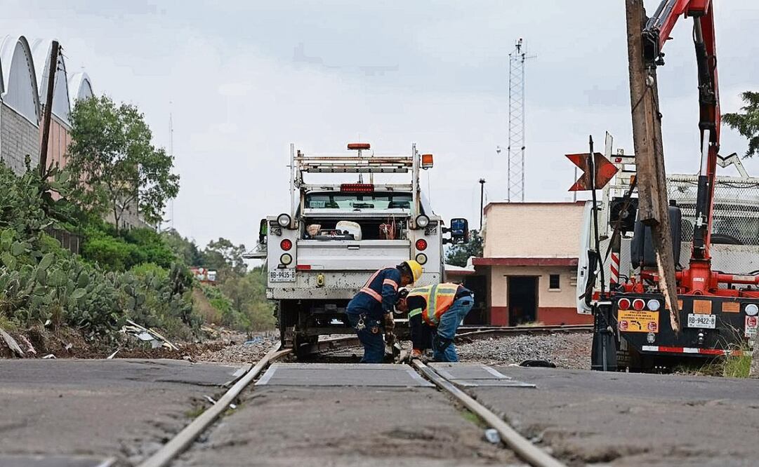Desde la mañana de este martes, personal de la empresa ferroviaria instaló la pluma y la señalización que regula el cruce del tren en Atlacomulco. Además se lanzará una campaña para concientizar a la sociedad en general. Foto: Alejandro Vargas / EL UNIVERSAL
