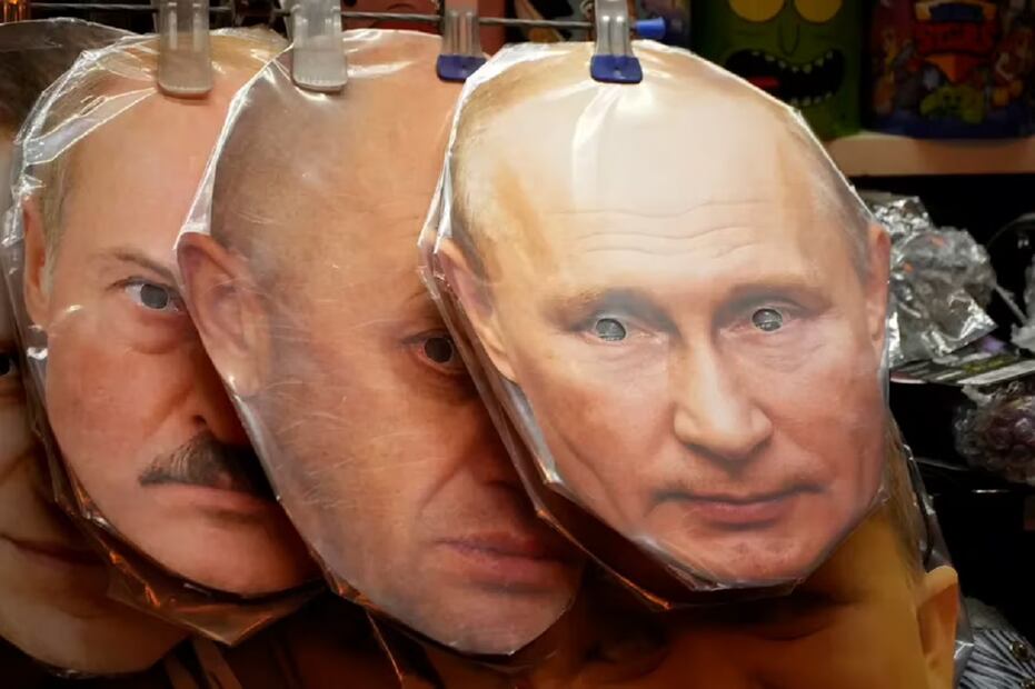 Una máscara del presidente ruso Vladimir Putin en una tienda de recuerdos en San Petersburgo, Rusia, domingo 19 de marzo de 2023.
 Foto: AP