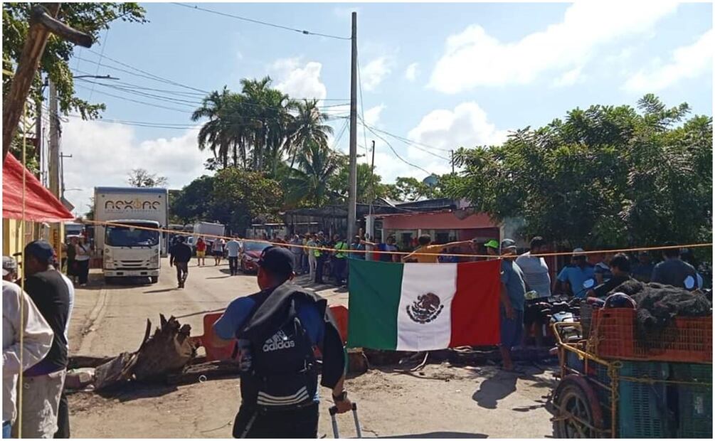 Este 24 de octubre de 2024, con palos y piedras, habitantes bloquean carretera 180 en Campeche por más de 20 horas para exigir reparaciones. Foto: Especial