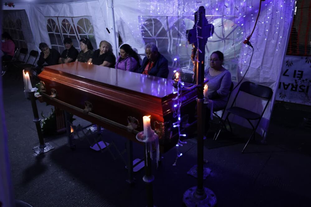 Velan al señor Salvador, vecino desalojado del edificio Cuba número 11, en el Centro Histórico. (Foto: Fernanda Rojas/ EL UNIVERSAL)