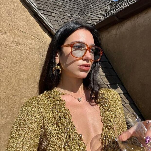 Dua Lipa hipnotiza a sus seguidores con sensual look dorado