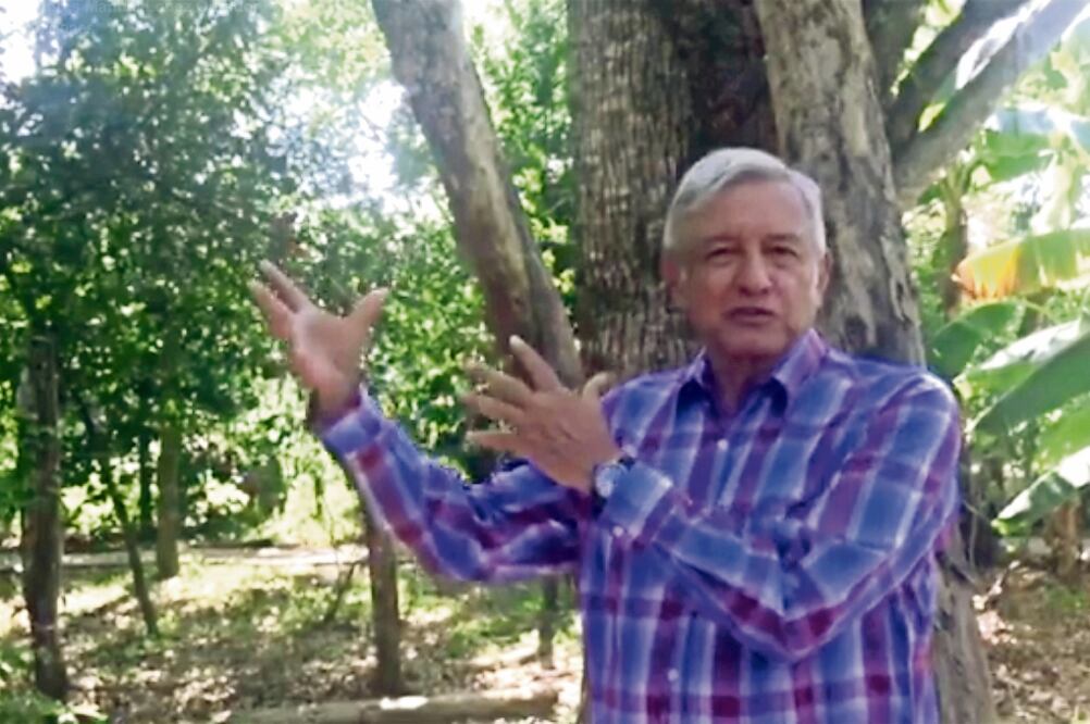 Promesa. Andrés Manuel López Obrador asegura que de llegar a la Presidencia construirá refinerías y dejará de importar la gasolina. (FACEBOOK)