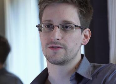 Vladimir Putin concede ciudadanía rusa a Edward Snowden