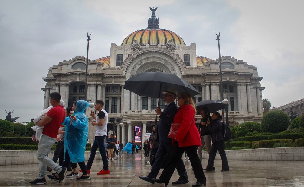 Lluvia sorprende a los capitalinos que transitan por las calles del centro histórico. Foto: Luis Camacho / EL UNIVERSAL