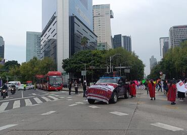 Comerciantes de comunidad triqui marchan al Zócalo; exigen espacios seguros y permanentes para vender sus mercancías sobre Reforma