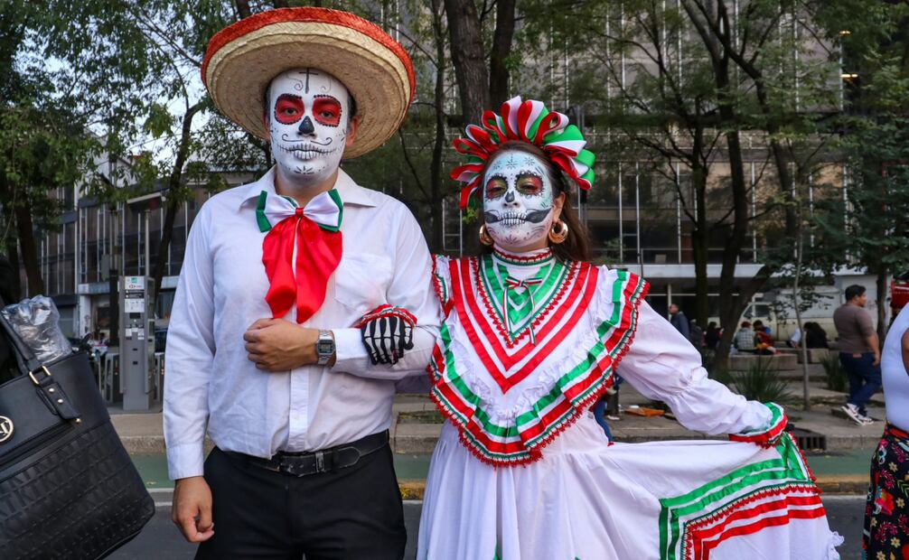 Con un toque más mexicano, otros catrines se vistieron más alusivos a la cultura. Foto: Axel Sánchez/ El Universal
