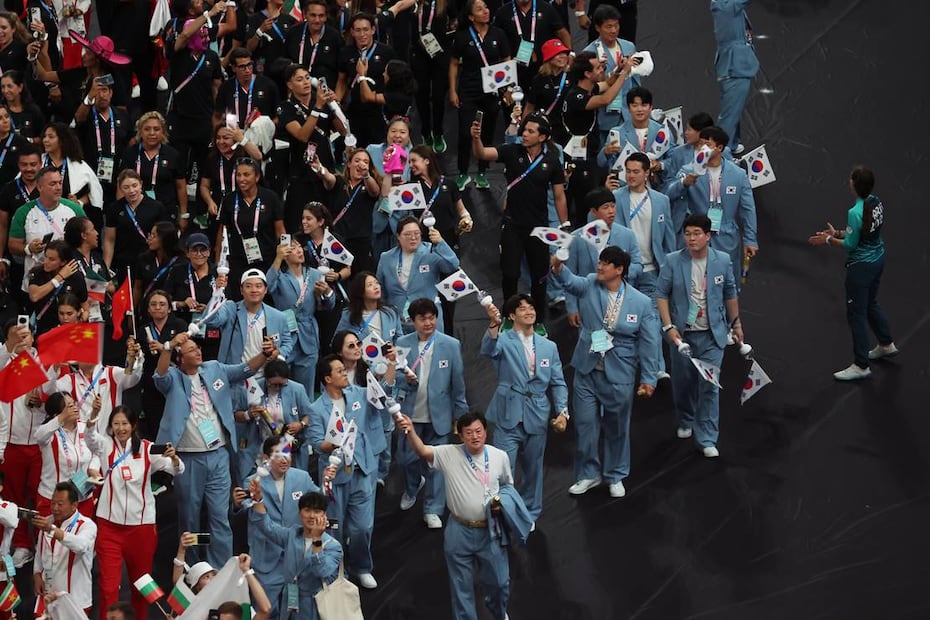 Atletas de Corea del Sur se unen al desfile en el estadio durante la ceremonia de clausura de los Juegos Olímpicos. Foto: AFP