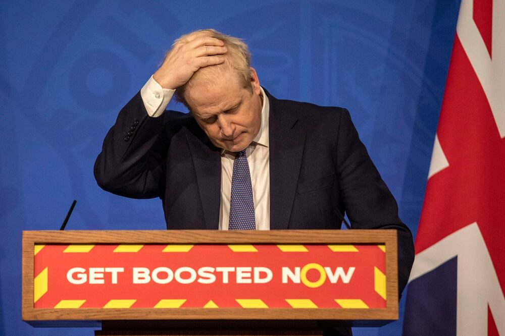 El entonces primer ministro británico, Boris Johnson, gesticula durante una rueda de prensa sobre el coronavirus en Downing Street, Londres, el martes 4 de enero de 2022. Foto: AP
